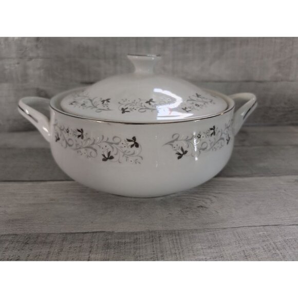 Moon Mist White Porcelain Covered Casserole Dish Floral 2 Qt  Vintage Collectibl - Picture 1 of 4